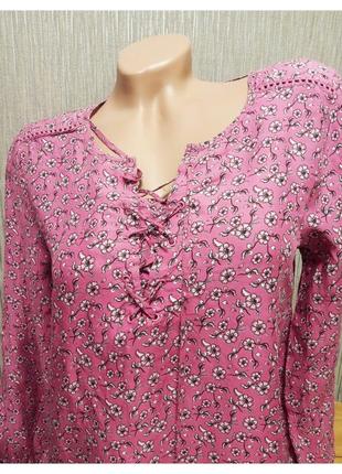 Розпродаж жіноча  блуза в квітковий принт. колір рожево-бузковий. 
склад: 100%віскоза. 
стан відмінний,без дефектів. 
виробник gina.2 фото
