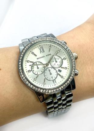 Часы женские наручные в стиле mісhаеl коrs (майкл корс), серебристые с белым циферблатом ( код: ibw897so )6 фото