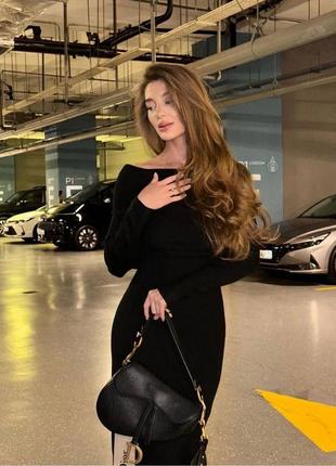 Сукня з підворотом на плечах