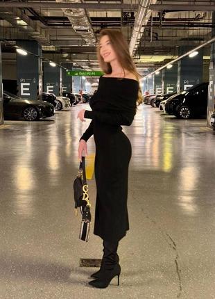 Сукня з підворотом на плечах