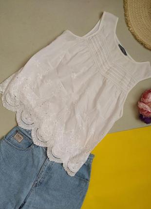 Біла блузочка з вишивкою
