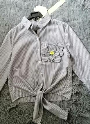 Блуза рубашка в полоску с завязкой на талии и красивым цветком ромашка на нагрудном кармане3 фото