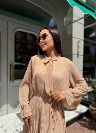 Шифоновое платье миди в мелком горох в складку с длинными рукавами на резинке с завязкой бант на шее с поясом6 фото