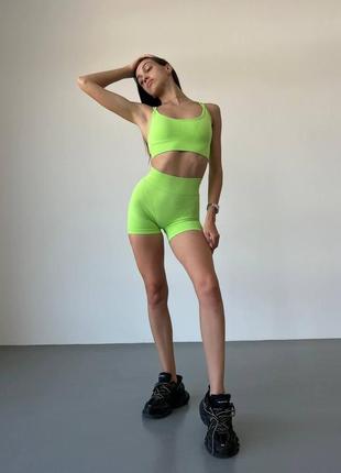 Спортивный костюм (топ на бретелях и шорты) с пуш-ап эффектом салатового цвета, размер l