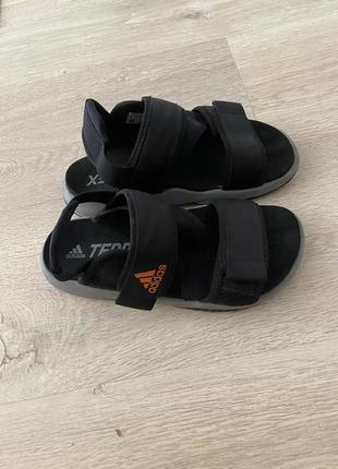 Босоніжки adidas