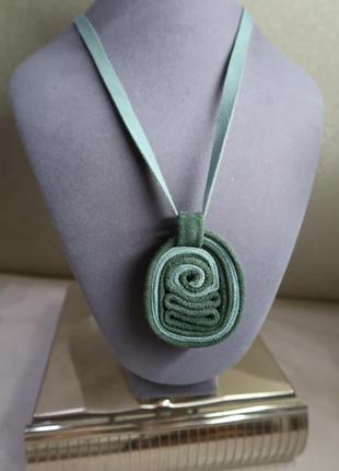 Колье-прикраса-підвіска  на шию шкіряна зелена-смарагдово-бірюзово,ізумрудна