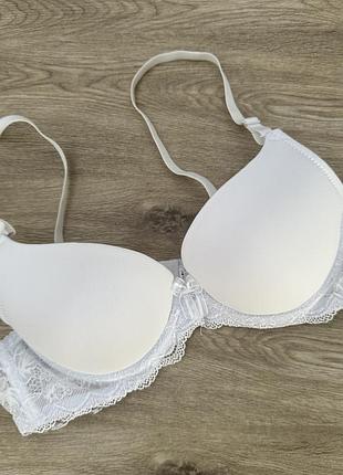 Білий бюстгалтер