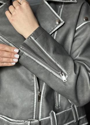 Женская серая косухая куртка оверсайз из кожзама7 фото