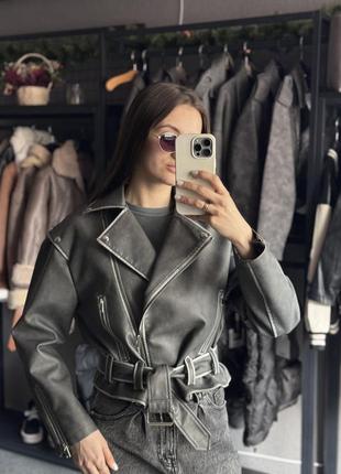 Женская серая косухая куртка оверсайз из кожзама