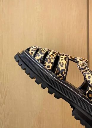 Трендові сандалі в леопардовому принті sandro2 фото