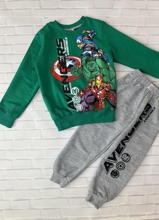 Яскравий костюм щ героями marvel