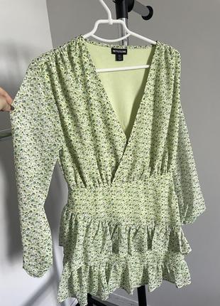 Платье prettylittlething в цветочки с v-вырезом3 фото
