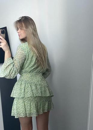 Платье prettylittlething в цветочки с v-вырезом6 фото