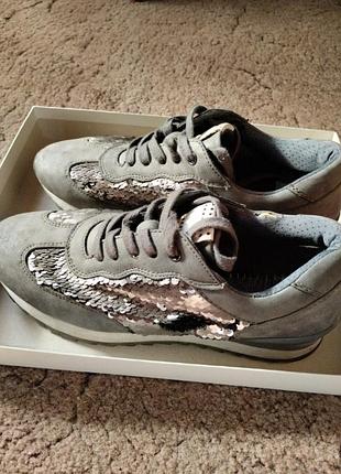 Кроссовки с пайетками