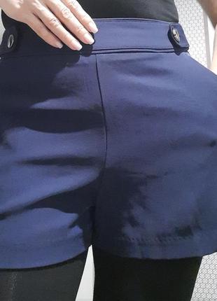 Шорты с золотистыми пуговицами