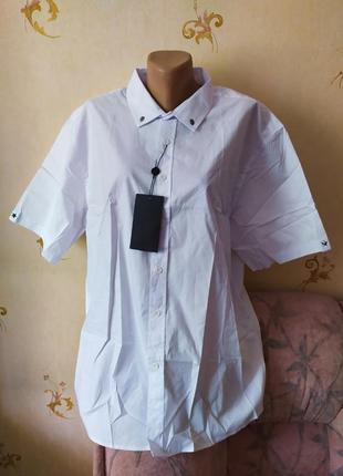 Классическая белая рубашка с коротким рукавом.
