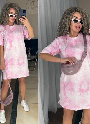 Платье-футболка, прямого свободного кроя с разрезами по бокам