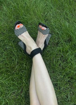 Жіночі босоніжки шаховий колір в клітинку чорно-білий