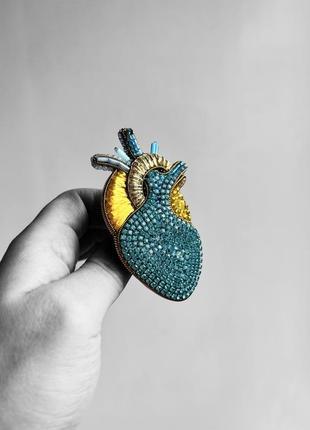 Брошка ручної роботи анатомічне серце з бісеру сердечко патріотичне жовто-блакитне3 фото