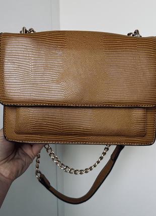 Сумочка гірчичного кольору з ручками-ланцюжками