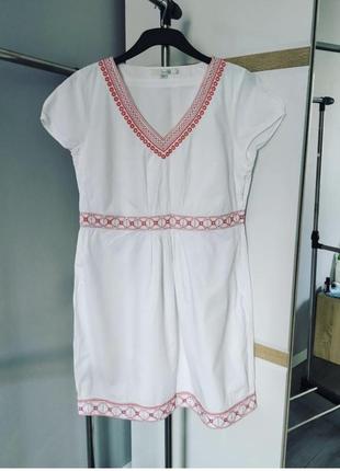 Белое платье с вышивкой вышиванка