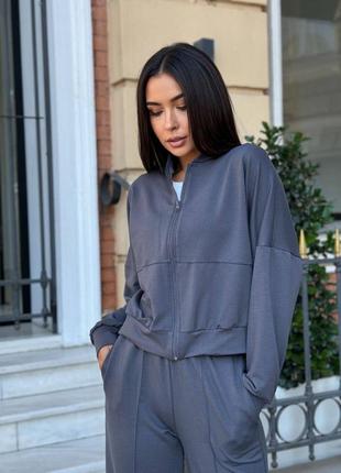 Невероятно стильный 
костюм в стиле zara: брюки и бомбер на змейке, с нашивкой на спине