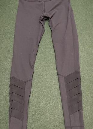 Спортивные лосины бренда lululemon.