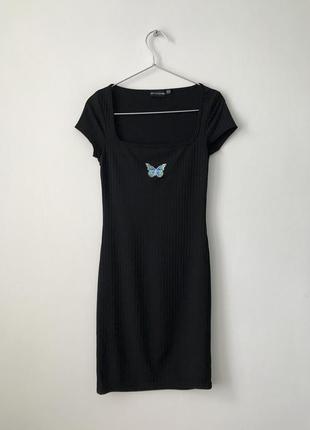 Платье y2k с вышивкой бабочка prettylittlething черное платье в рубчик с бабочкой квадратн...