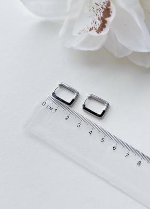 Серебряные серьги с черным элементом и цирконами - современный минимализм