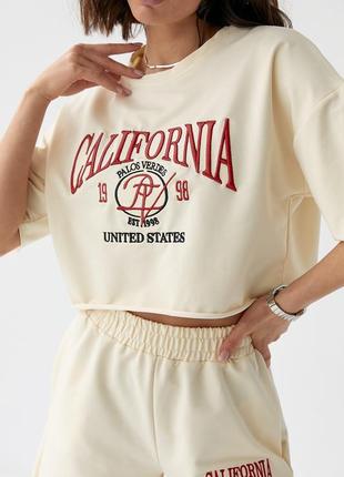 Костюм с шортами и футболкой украшен вышивкой california - кремовый цвет, l (есть размеры)4 фото