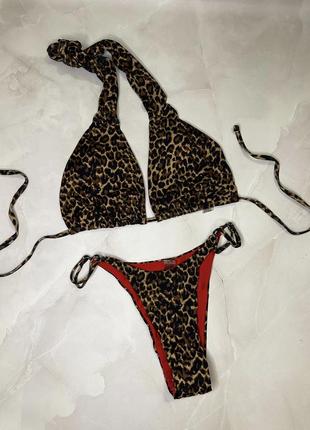 Леопардовый с красным купальник треугольник длинные завязки  плавки бразилиана завышенные