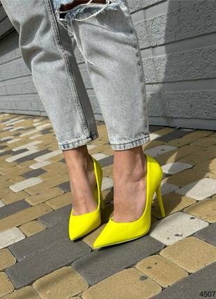 Неоновые желтые лаковые женские туфли лодочки8 фото