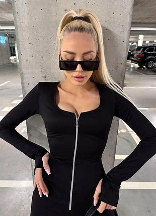 Черный брючный комбинезон с вырезом для пальчика