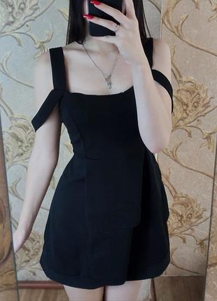 Красивое платье мини с завязками и бантиком на спине