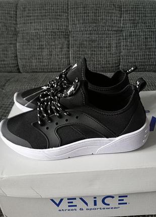 Кроссовки новые, фирменные на девочку/мальчика р.35.