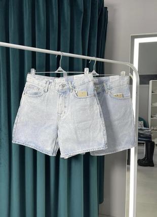 Голубые джинсовые шорты mango / голубое джинсовое шорты манго