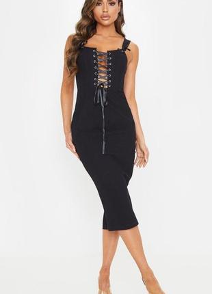 Prettylittlething. из англии. в наличии. платье миди с шнуровкой.