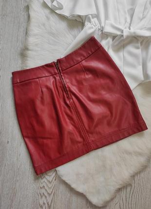 Красная короткая кожаная юбка мини с карманами эко червона молниями замками10 фото