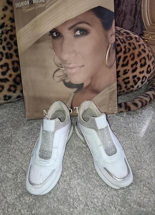 Дуже класні кросівки guess