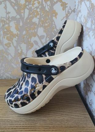 Женские crocs baya platform printed leopard, размер w82 фото