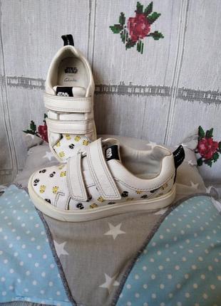 Супер кросівки білого кольору з машинками р.24"clarks"