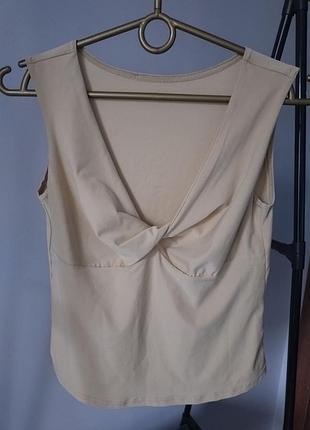 Нарядный топ с глубоким вырезом