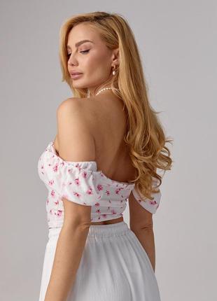 Короткая блуза-топ в цветочек - белый с розовым цвет, m (есть размеры)3 фото