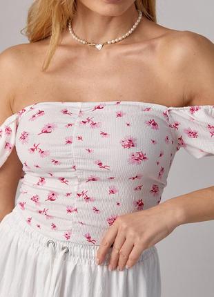 Короткая блуза-топ в цветочек - белый с розовым цвет, m (есть размеры)5 фото