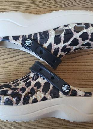 Жіночі crocs baya platform printed leopard, розмір w86 фото