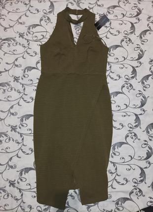 Невероятно шикарное платье по фигуре с декольте и чокером