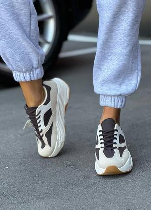 Жіночі кросівки