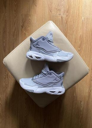 Жіночі кросівки jordan max aura grey air