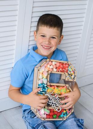 Подарунковий желейний набір « цифра 6 vip +», дерев’яна коробка у формі цифри з солодощами