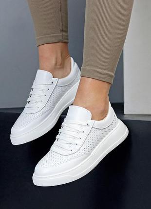Белые качественные натуральные кожаные кеды кроссовки с перфорацией